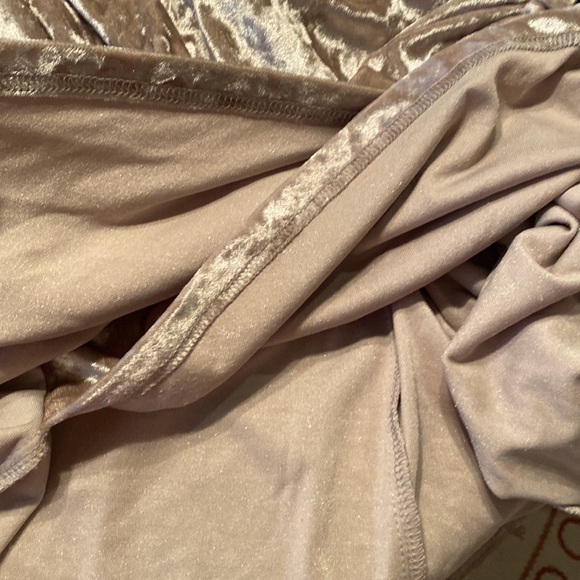 Main Strip NWT Gorgeous Gold/Cream Velour Junior Dress 👗 Size Large - Picture 6 of 16